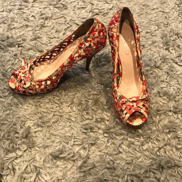 🛑 SOLD! Peep Toe Pumps w/ Floral Pattern & Bow 🛑 - Picture 6 of 11